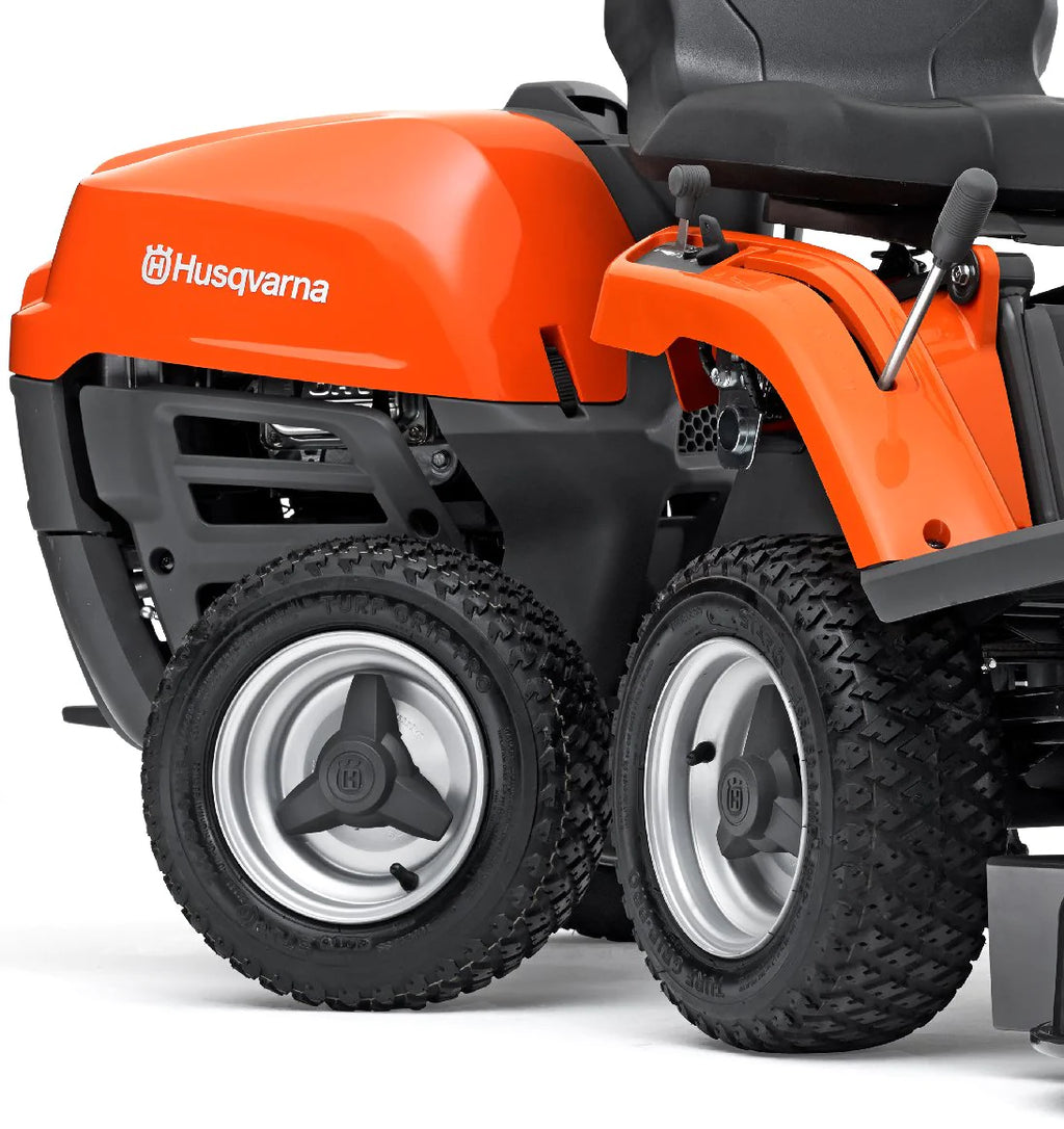 Husqvarna R 112C mit Mähdeck Combi 85 – Winterpaket mit Schneeschild, Gummileiste und Schneeketten – Modell 2025