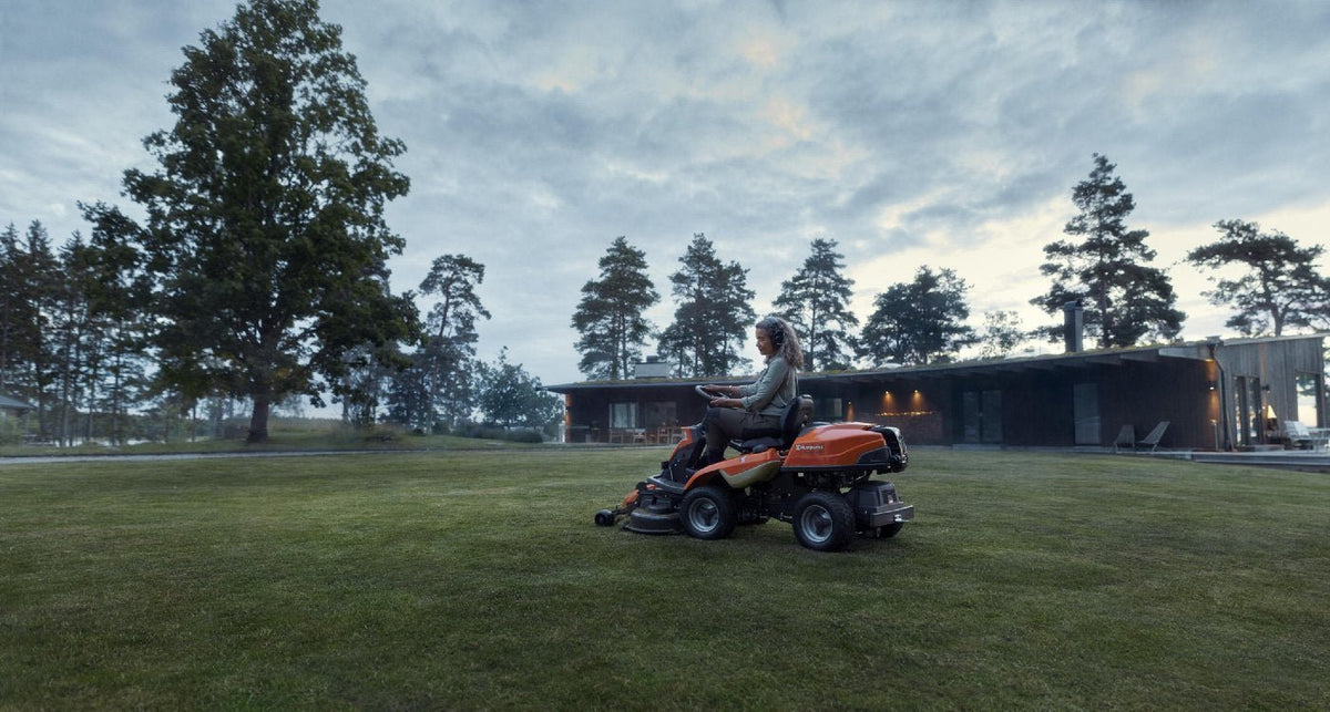 Frontmäher HUSQVARNA R 216T AWD inkl. Combi Mähdeck 103cm