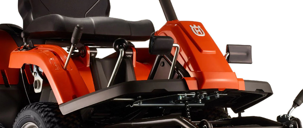 Husqvarna R 112C mit Mähdeck Combi 85 – Winterpaket mit Schneeschild, Gummileiste und Schneeketten – Modell 2025