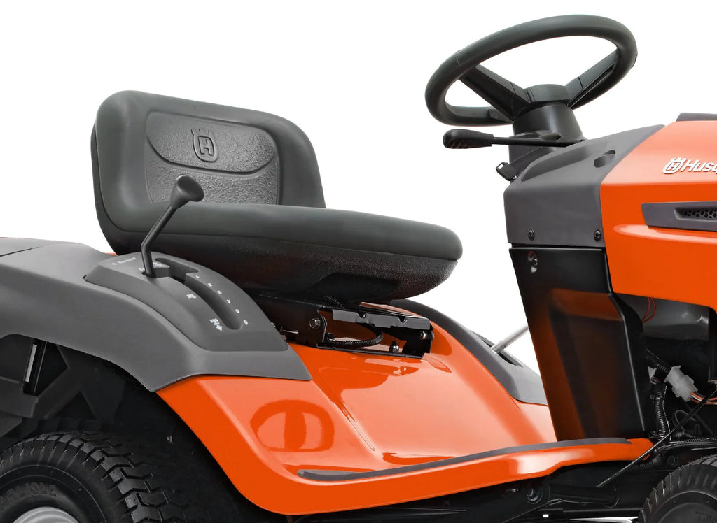 Husqvarna TC 138L Winterpaket mit Schneeschild, Gummileiste, Gewicht und Schneeketten – Modell 2025